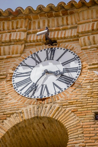 Foto relógio antigo sino histórico arquitetura religiosa mostrando a essência de chinchon espanha