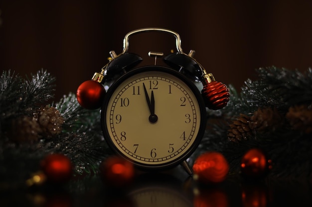 Relógio de ano novo decorado com caixa de presente e fundo de decorações Conceito de celebração para véspera de ano novo