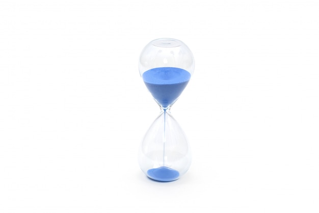 Relógio de areia azul isolado no branco