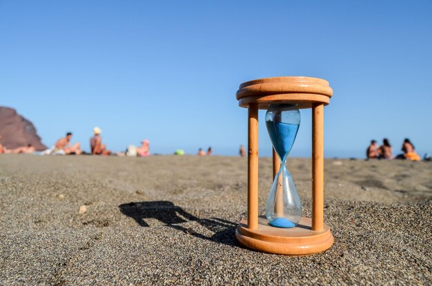 Relógio de areia na praia de areia