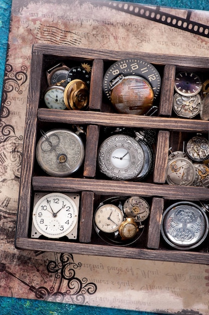 Relógio de bolso antigo e mostrador de relógio em caixa vintage