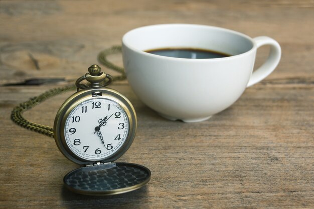 Foto relógio de bolso com arte latte de café, relaxar o tempo