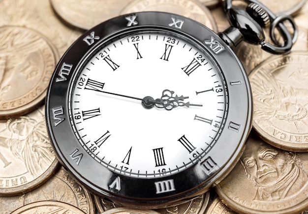 Relógio de bolso no conceito de negócio de moedas de ouro
