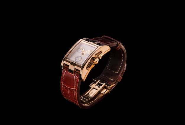 Relógio de ouro com pulseira de couro