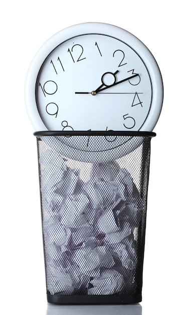 Relógio de parede e papel na lixeira de metal isolada em branco