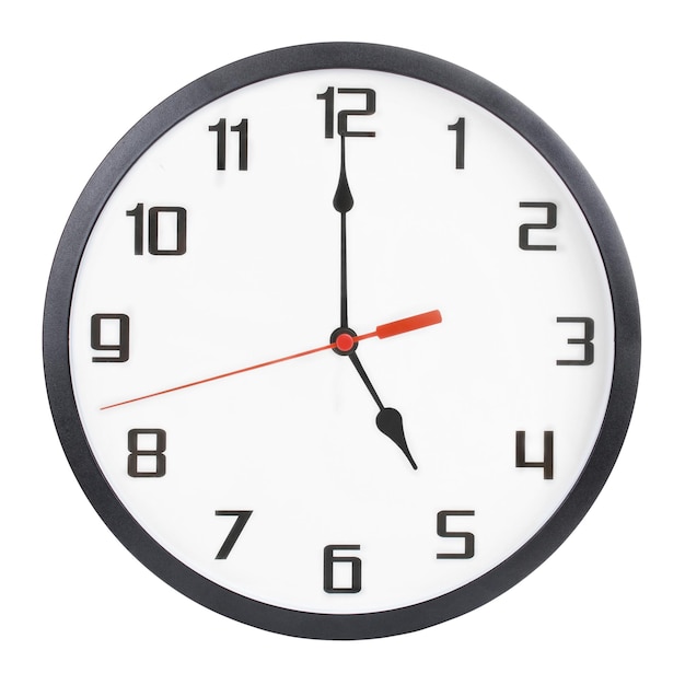 Relógio de parede isolado no fundo branco 17:00 ou 05:00