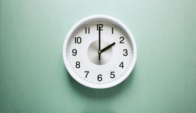 Relógio de parede mostrando duas horas