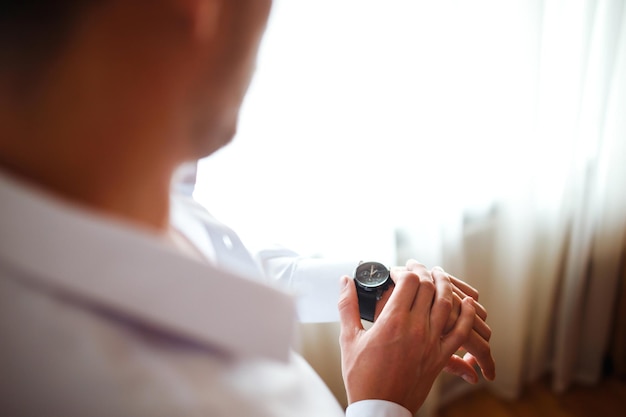 Relógio de pulso masculino elegante o homem está assistindo o tempo Empresário relógio empresário verificando o tempo.