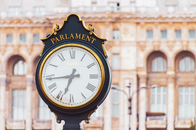 Relógio de rua perto do palácio do parlamento de bucareste