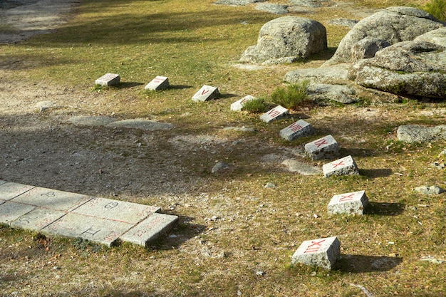 Relógio de sol no meio da floresta em Cercedilla Madrid Sierra de Guadarrama Parque Nacional Espanha