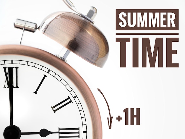 Relógio despertador às três horas mudando para o conceito de horário de verão e horário de Verão