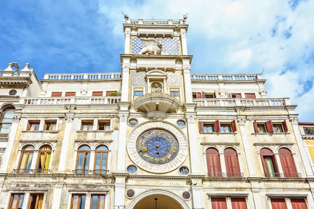 Foto relógio do zodíaco na praça san marc em veneza