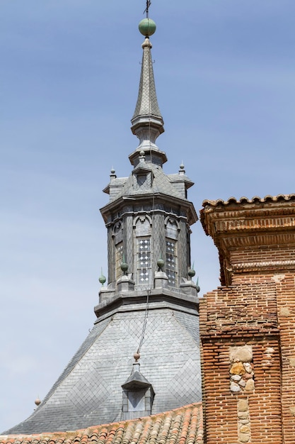 relógio e torre do sino em uma cidade espanhola medieval