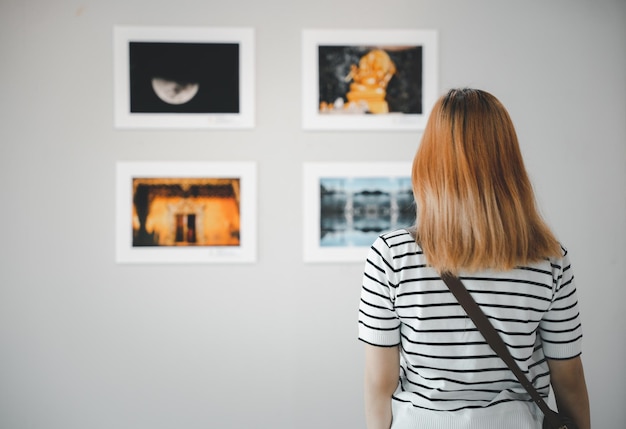 Foto relógio feminino no quadro da foto para se apoiar no museu de exposições