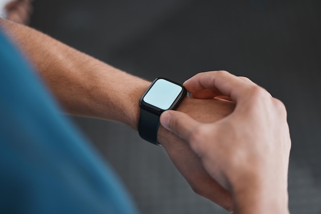Relógio inteligente fitness e tela com aplicativo para verificar a medida ou o tempo de exercício para rastrear a saúde no cronômetro ou na tecnologia Esportista e chromakey para treinamento de exercícios e bem-estar cardiovascular na academia