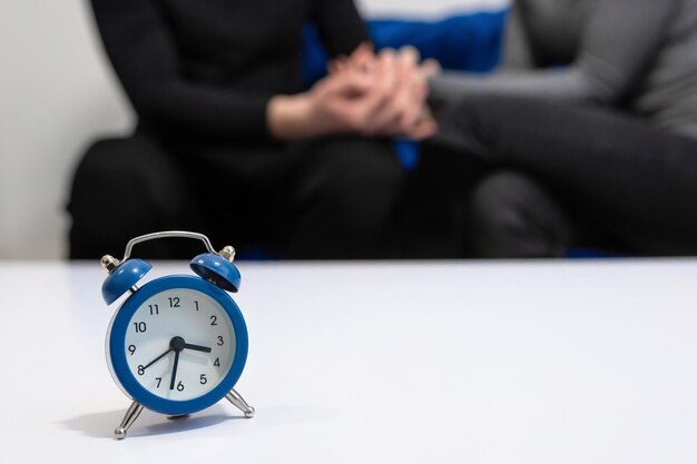 Relógio na mesa do consultório de uma psicóloga. Consulta do psicólogo do conceito da saúde no psy