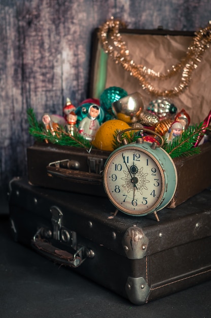 Relógio retro, malas de viagem, decorações da árvore de natal