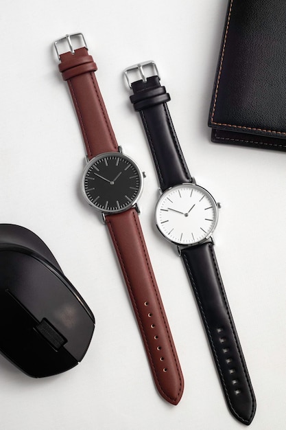 Relógios com pulseira de couro marrom na mesa de escritório branca