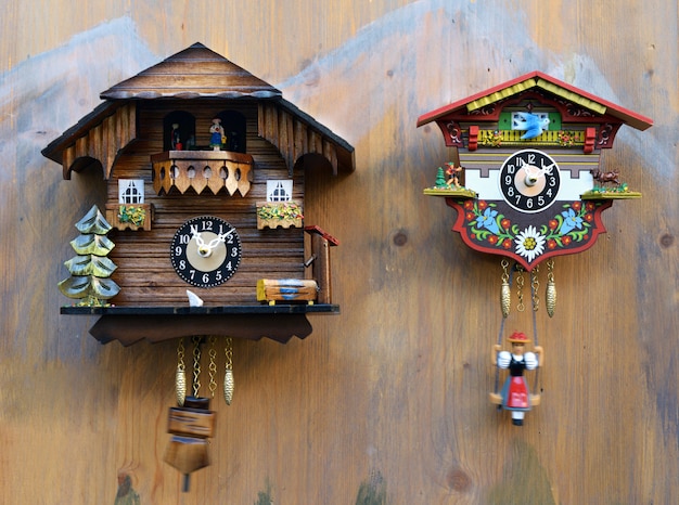 Relógios de cuco de madeira coloridos tradicionais