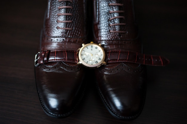 Relógios e sapatos masculinos