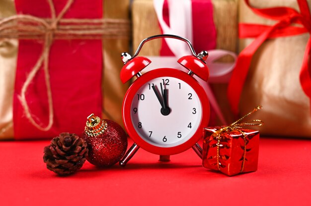 Reloj con adornos navideños