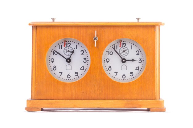 Reloj de ajedrez mecánico aislado