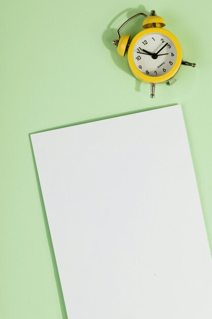 Foto un reloj amarillo con una hoja blanca de papel en él que dice hora de cita de 11 00