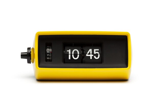 Un reloj amarillo con la hora 10 : 45 en él