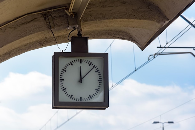 Reloj analógico en la estación de tren.