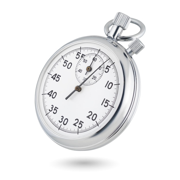 Reloj analógico mecánico clásico de cromo metálico aislado sobre un fondo blanco