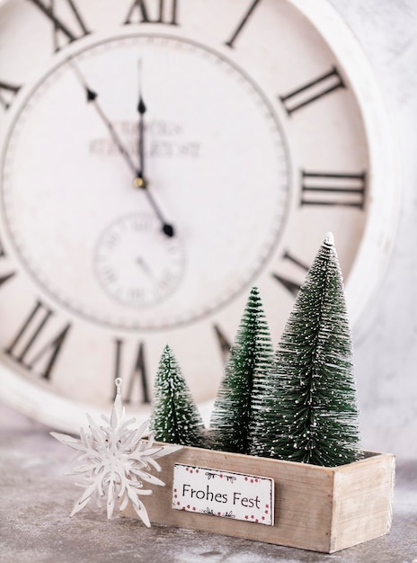 Reloj de año nuevo. Decorado con fondo de adornos para árboles de Navidad. Concepto de celebración para la víspera de año nuevo.