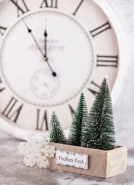 Reloj de año nuevo. Decorado con fondo de adornos para árboles de Navidad. Concepto de celebración para la víspera de año nuevo.