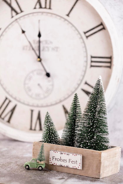 Reloj de año nuevo decorado con fondo de decoraciones de árboles de Navidad Concepto de celebración para la víspera de Año Nuevo