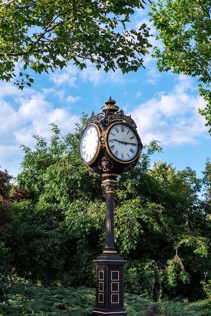 Reloj antiguo de la calle en Bucarest Rumania