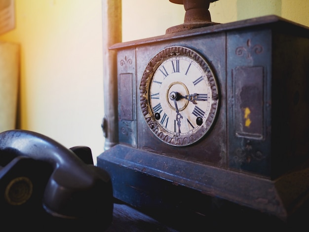 Reloj antiguo y oxidado de metal