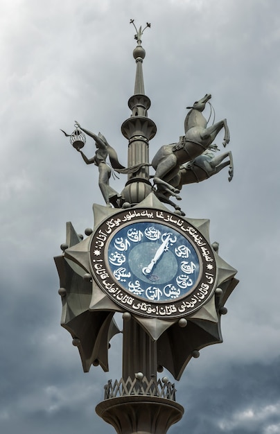 Foto reloj árabe en la plaza de tukai en kazán