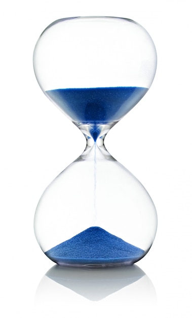 Reloj de arena con arena azul sobre blanco