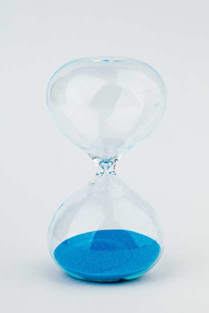 Reloj de arena como un concepto de paso del tiempo sobre fondo blanco.