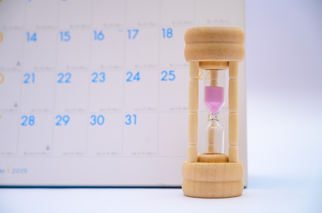 Reloj de arena con días de ideas de calendario, tiempo transcurrido en cada período y citas o espera