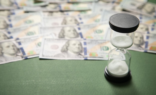 Reloj de arena y dólar El tiempo es dinero