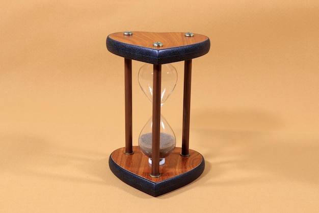 Reloj de arena de madera sobre fondo de color