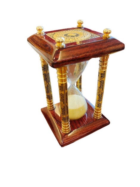 Reloj de arena de madera vintage decorativo sobre un fondo blanco con trazado de recorte