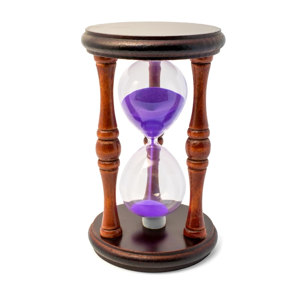 Reloj de arena marrón con arena violeta aislado sobre fondo blanco