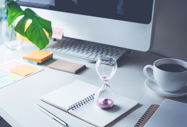 Reloj de arena con mesa de trabajo