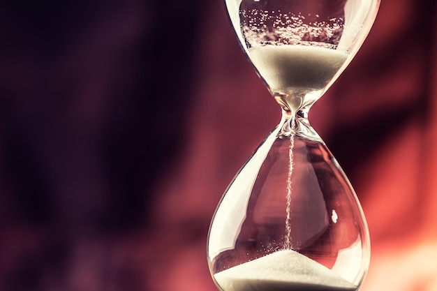 Reloj de arena moderno en tiempo de funcionamiento en una mesa de madera
