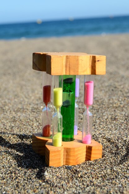 reloj de arena en una playa