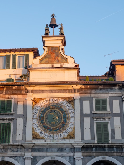 Reloj astral en piazza della Loggia en Brescia
