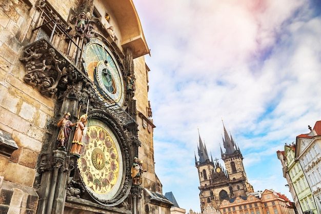 Reloj astronómico medieval histórico en la Plaza de la Ciudad Vieja de Praga, República Checa