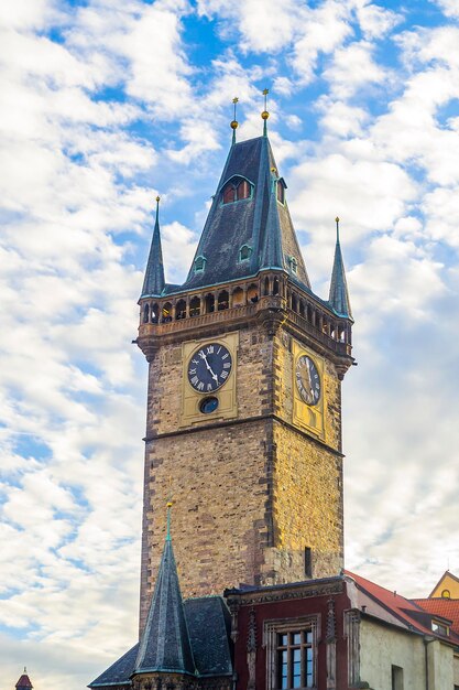 Reloj Astronómico de Praga. Torre del Reloj. En el contexto de hermosas nubes.