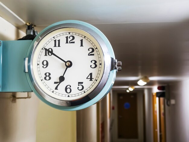 Foto reloj de barcos reloj marino montado en la pared del corredor de barcos envío marítimo en concepto de tiempo